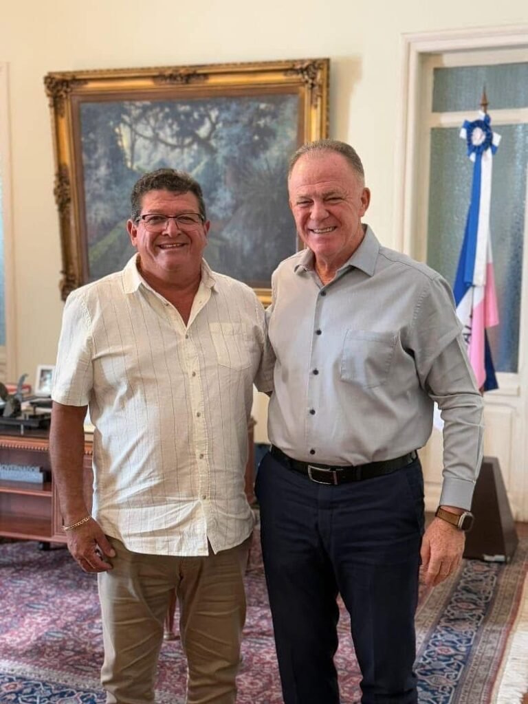 Ex-Prefeito de Marataízes visita gabinete do Governador Casagrande