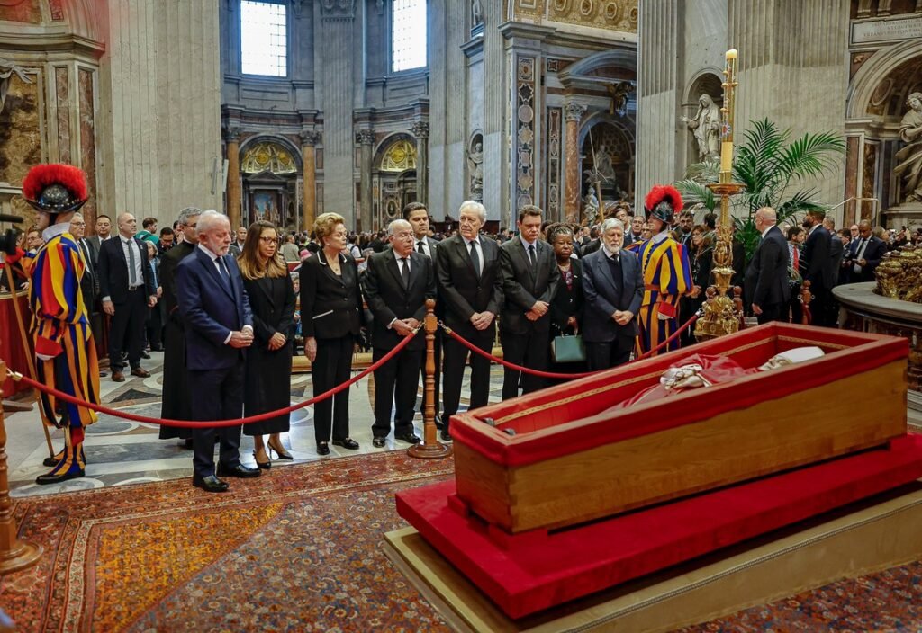 Velório do Papa Francisco termina com mais de 100 mil visitantes