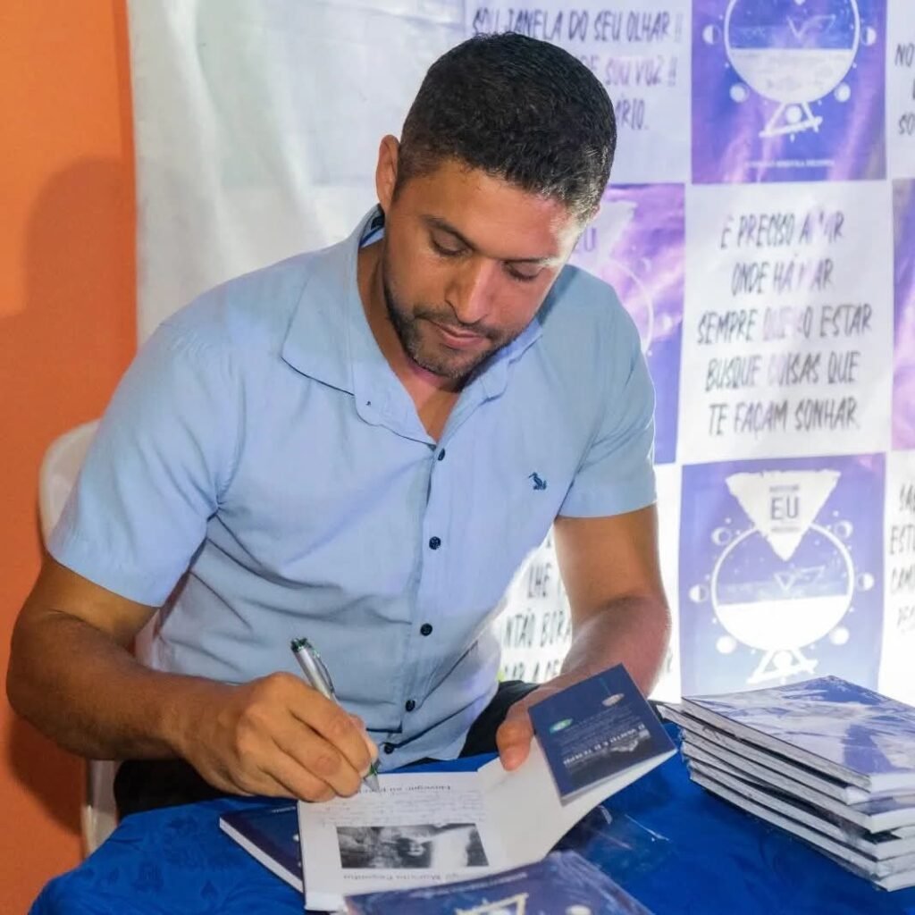 Professor de Marataízes lança seu terceiro livro