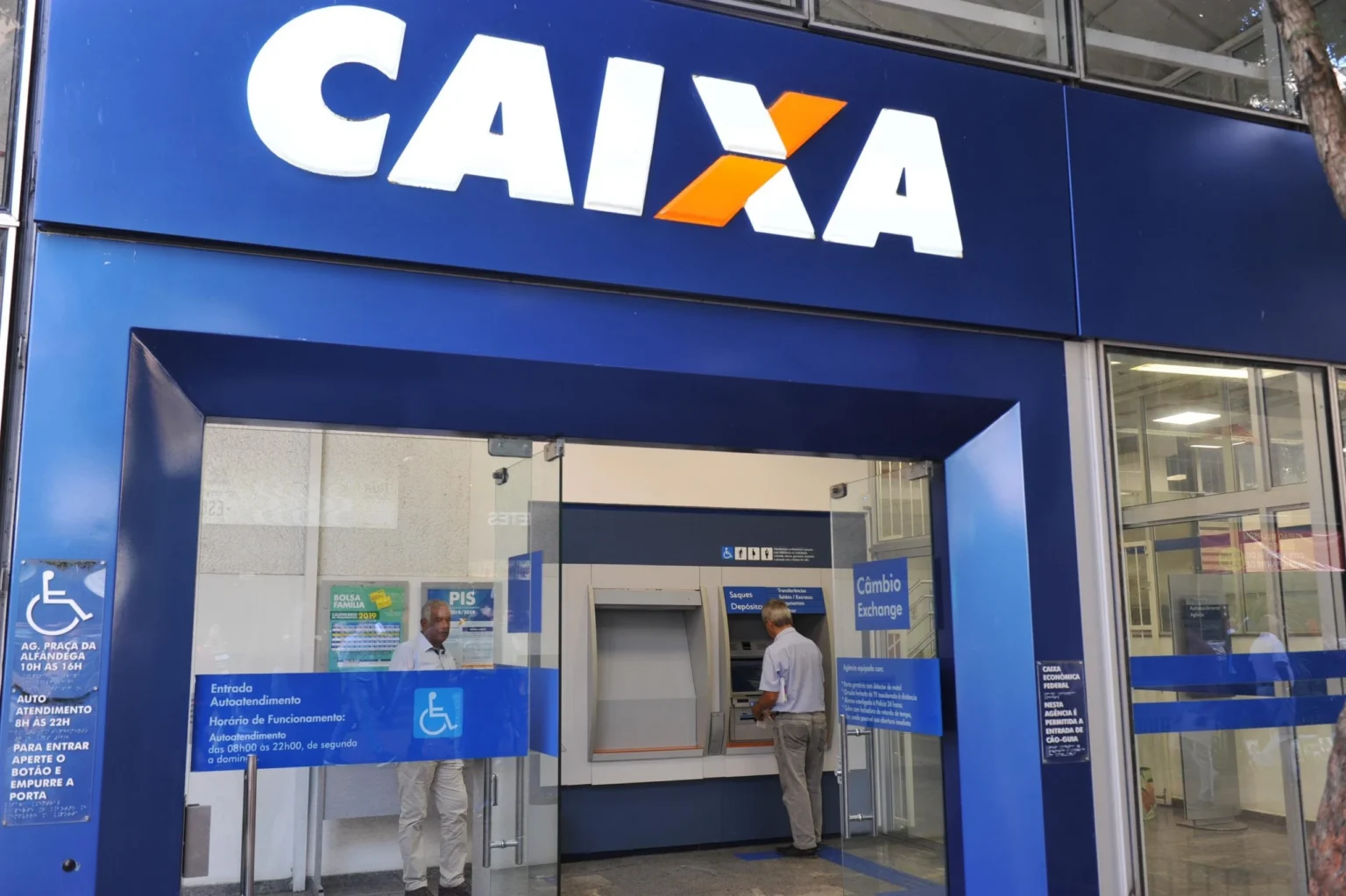 Caixa libera abono salarial para nascidos em maio e junho