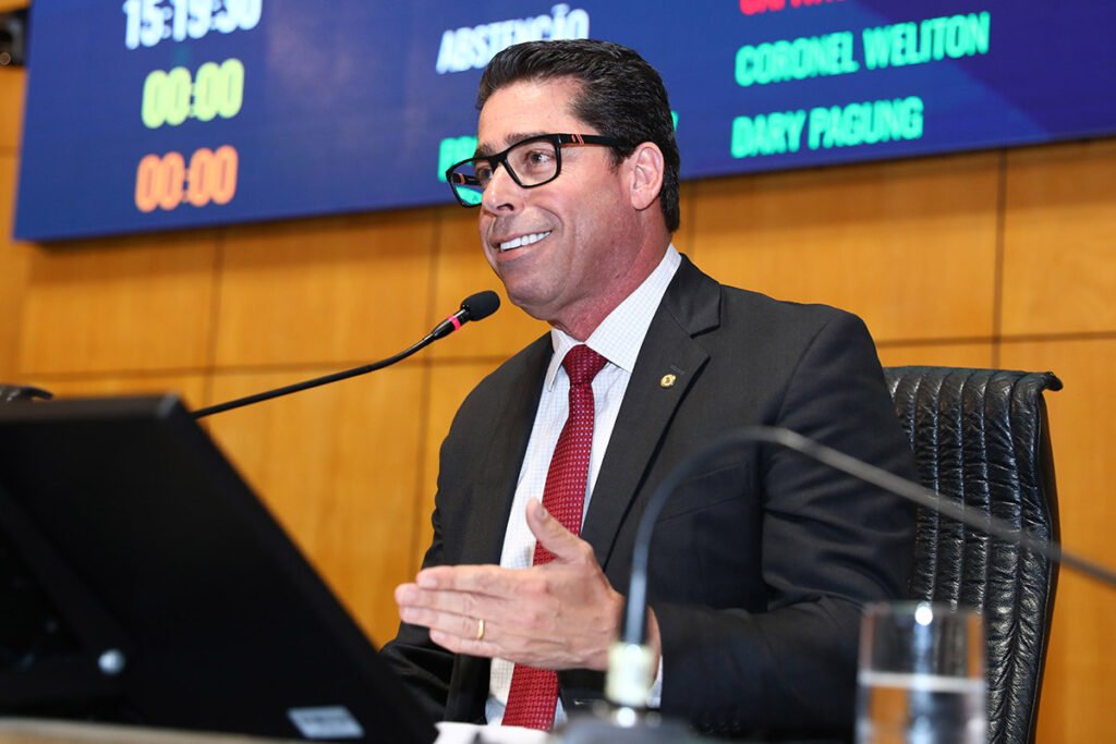Presidente da Ales anuncia edital do concurso para este mês