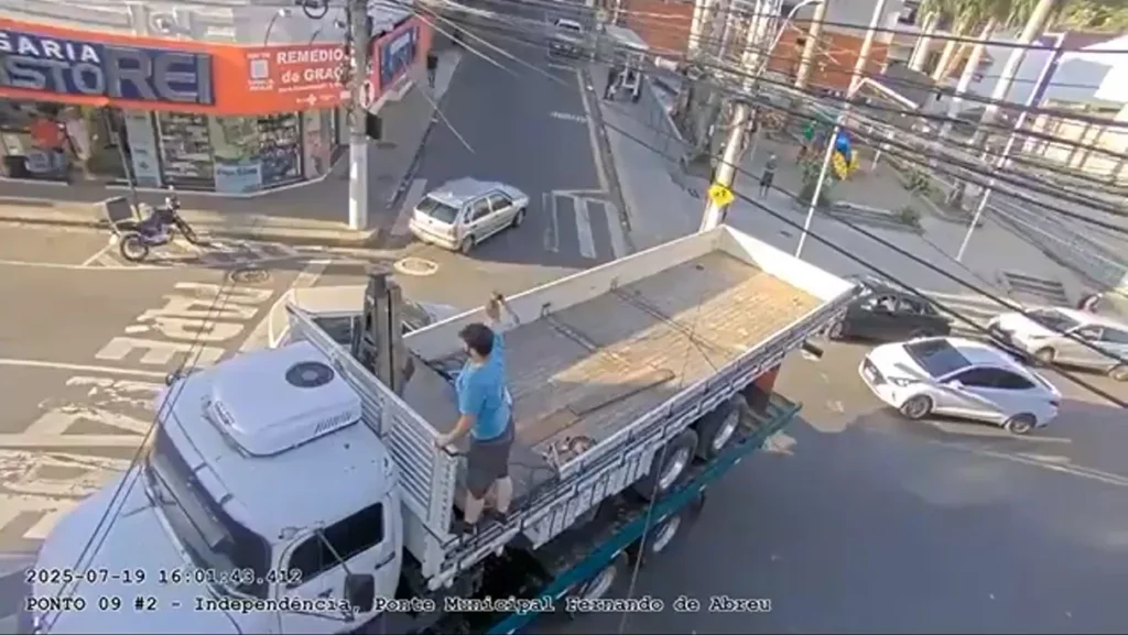 Motorista de guincho é flagrado cortando cabos do sistema de videomonitoramento em Cachoeiro