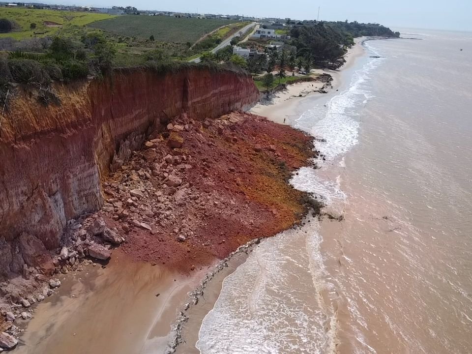 Falésias de Marataízes sofre desmoronamento e Praia de Boa Vista do Sul é interditada