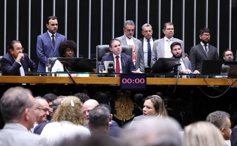 Governo retira urgência do fim da escala 6×1 e destrava pauta