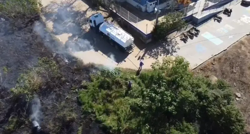 Força-tarefa combate incêndio de grandes proporções em Marataízes